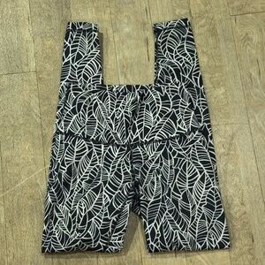 Lululemon Wunder Under Leggings "Pretty Palm Black Angel Wing" Print Size 6